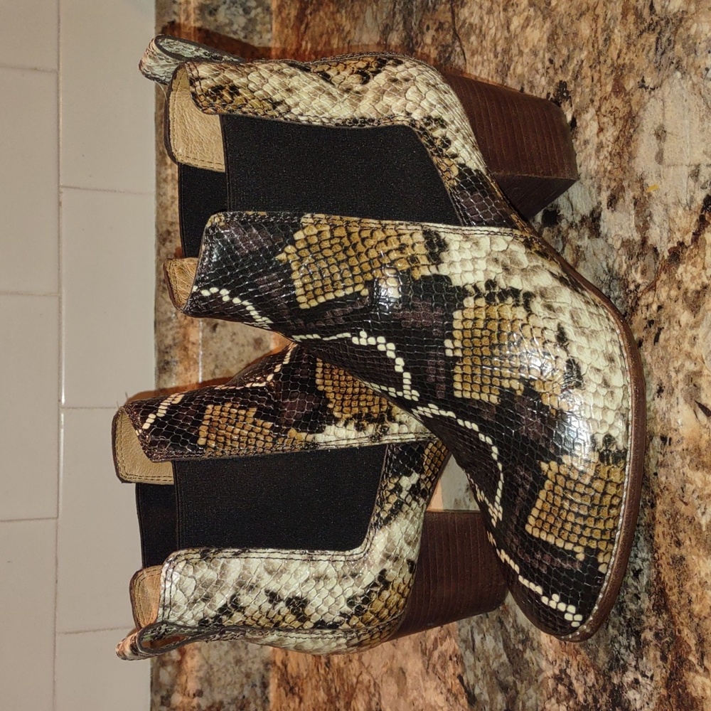 Madewell The Regan Snake Embossed Leather Ankle Boots - Picture 4 of 9